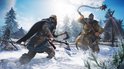 Twee Vikingkrijgers vechten in een besneeuwd bos met bijlen. De ene krijger draagt een kap.